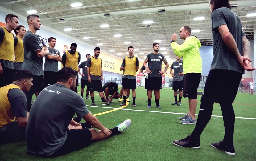 El entrenador Simon Bozas (der.) habla con los jugadores de los Sidekicks en un...