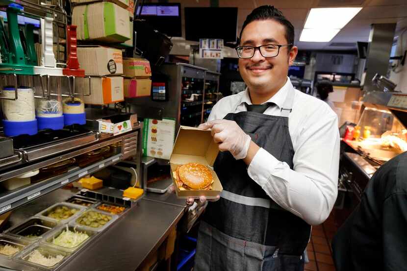 Carlos Soto, gerente de un McDonald’s en Burleson, muestra el nuevo producto internacional:...
