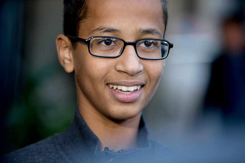 Ahmed Mohamed, el niño que fabricó un reloj en Irving. (AP/ANDRE HARNIK)
