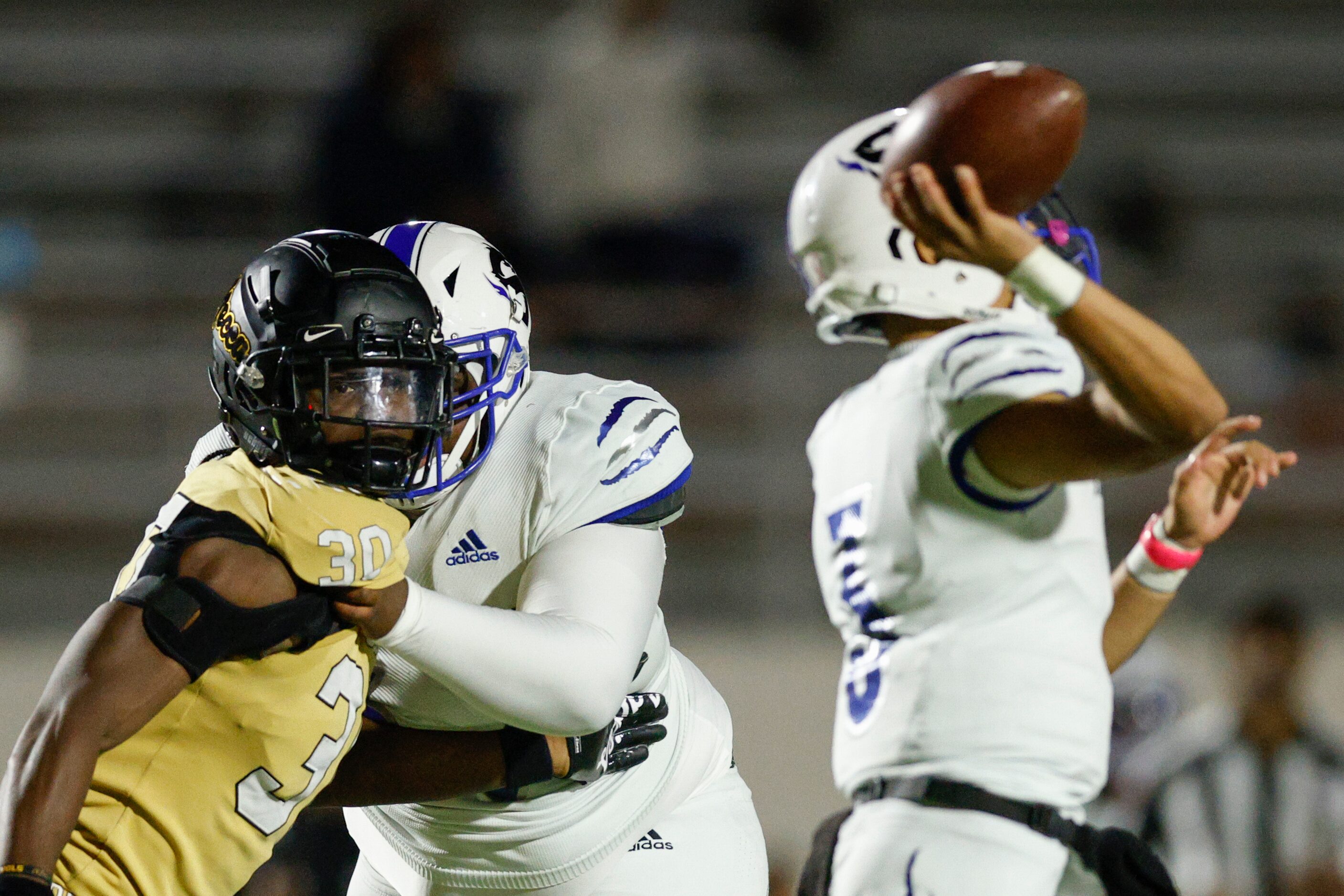 South Oak Cliff  linebacker Kelvin Riggins (30) pressures  Seagoville quarterback Isaiah...