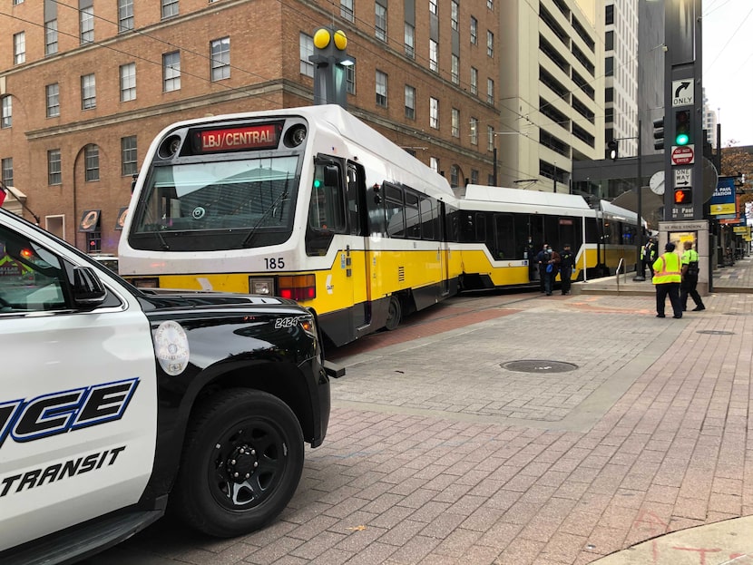 Descarrilamiento de un tren DART en St. Paul Station de Dallas. 