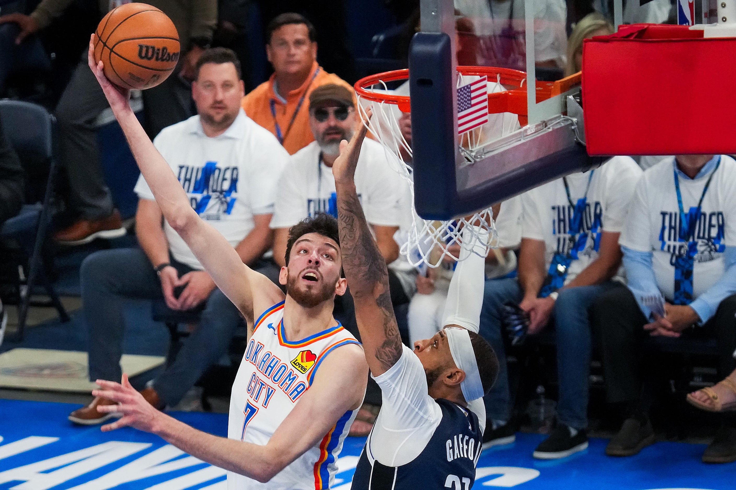 Oklahoma City Thunder forward Chet Holmgren (7) scores over Dallas Mavericks center Daniel...