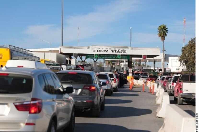 Caravanas de coches que buscan cruzar a Laredo, Texas, desde México han saturado el puente...