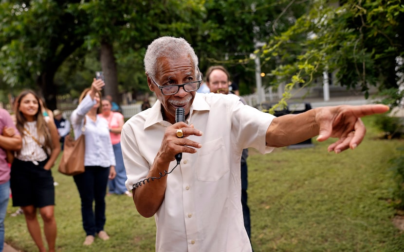 Historian Donald Payton discusses the history of Dallas during a walking tour of Old City...