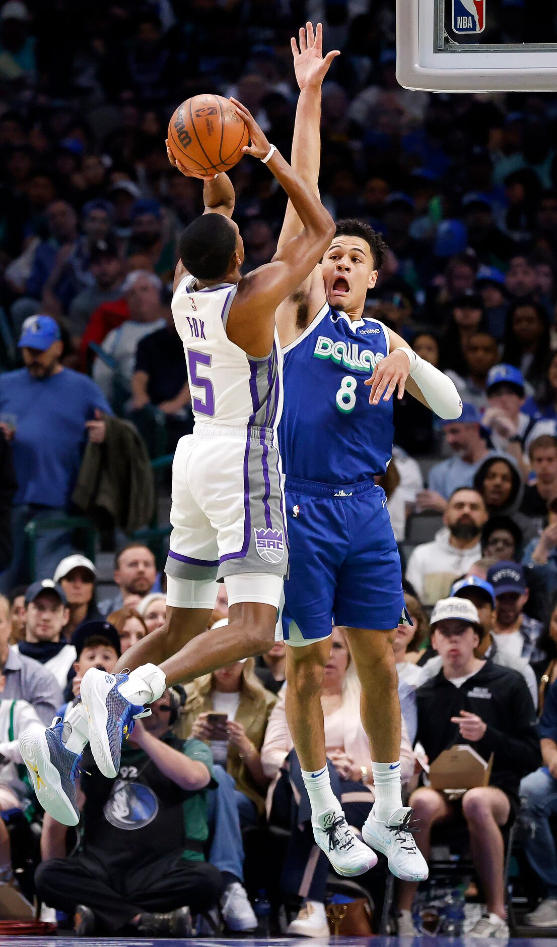 Dallas Mavericks guard Josh Green (8) attempts to block Sacramento Kings guard De'Aaron...