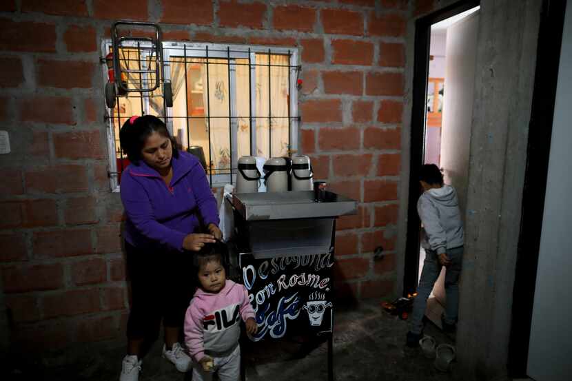 Una mujer vende café en Buenos Aires durante la pandemia. La línea de pobreza en Argentina...