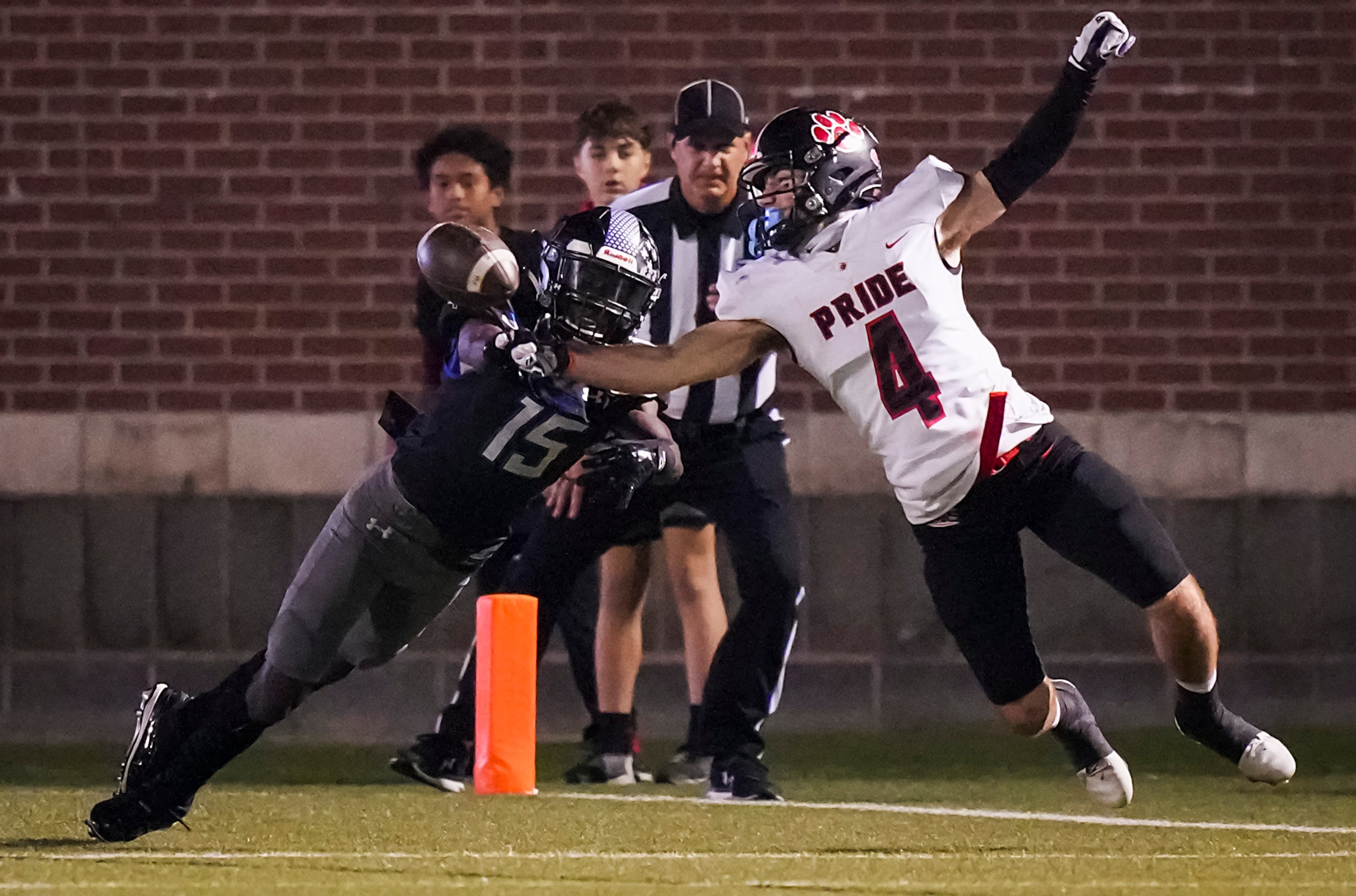 Mansfield Summit defensive back Justyn McDonald (15) breaks up a pass intended for...