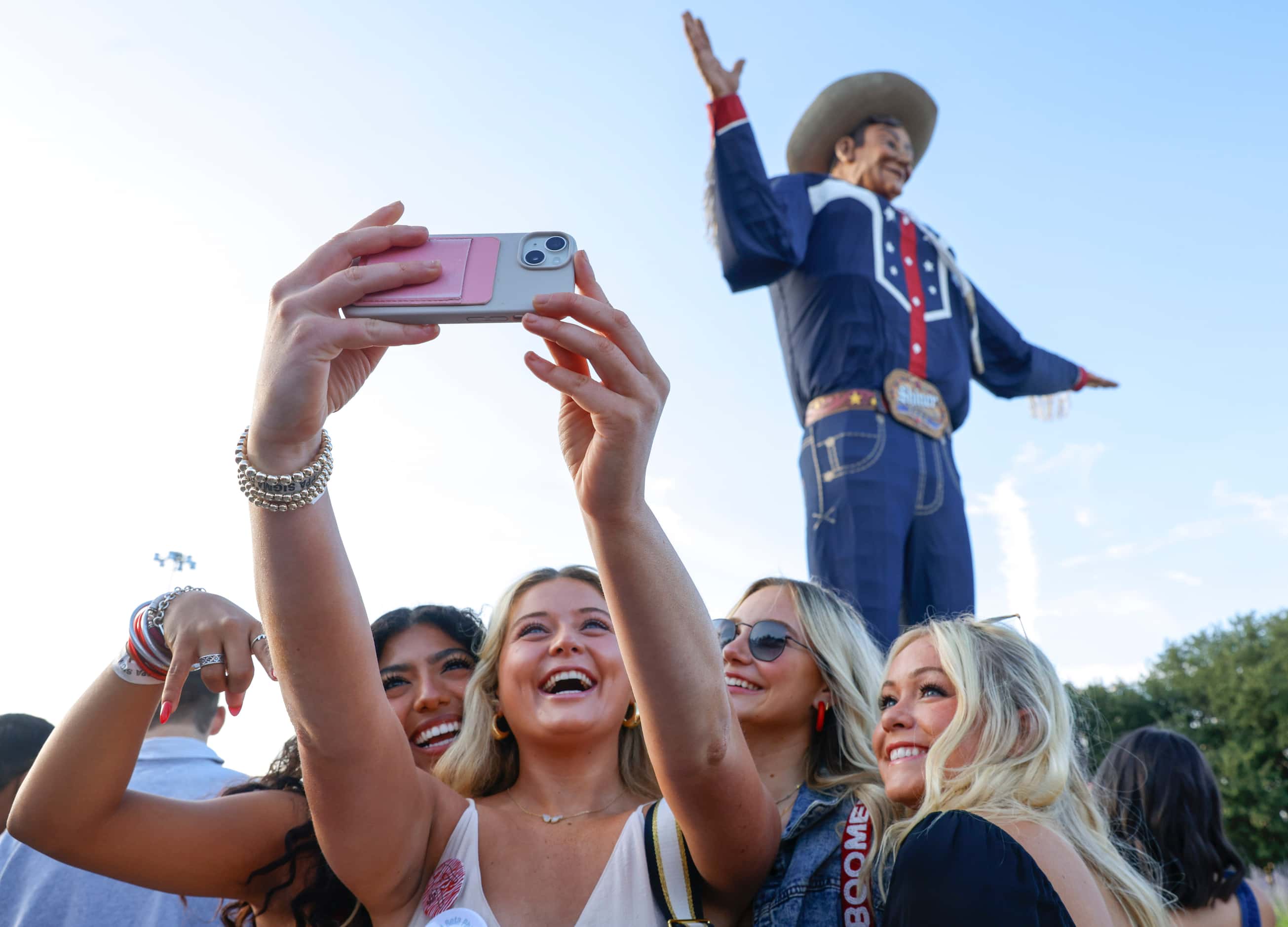 OU fans take a selfie front of the Big Tex ahead of the Red River Showdown, on Saturday,...