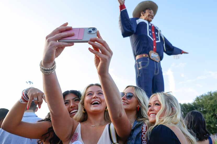 OU fans take a selfie front of Big Tex ahead of the Red River Showdown on Saturday, Oct. 7,...