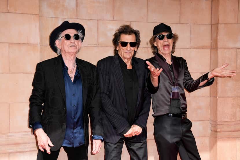 Keith Richards, de izquierda a derecha, Ronnie Wood, y Mick Jagger posan para retratos a su...