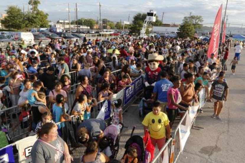 Miles de personas llegaron el año pasado a la Feria de Regreso a Clases del Alcalde, en...