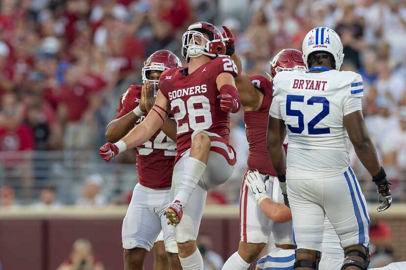 Oklahoma linebacker Danny Stutsman (28) celebrates during the second half of the team's NCAA...