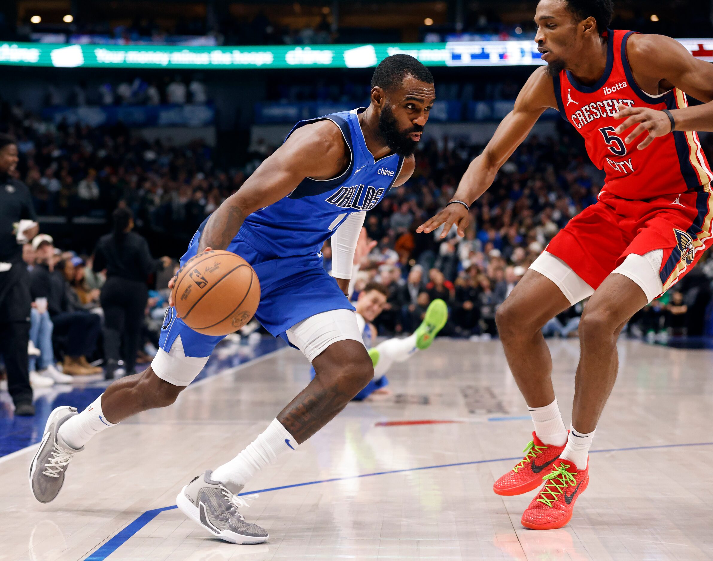 Dallas Mavericks forward Tim Hardaway Jr. (10) drives to the basket past New Orleans...