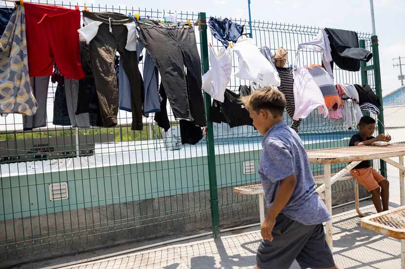Un niño camina en uno de los refugios para inmigrantes en Reynosa. Muchos de estos...
