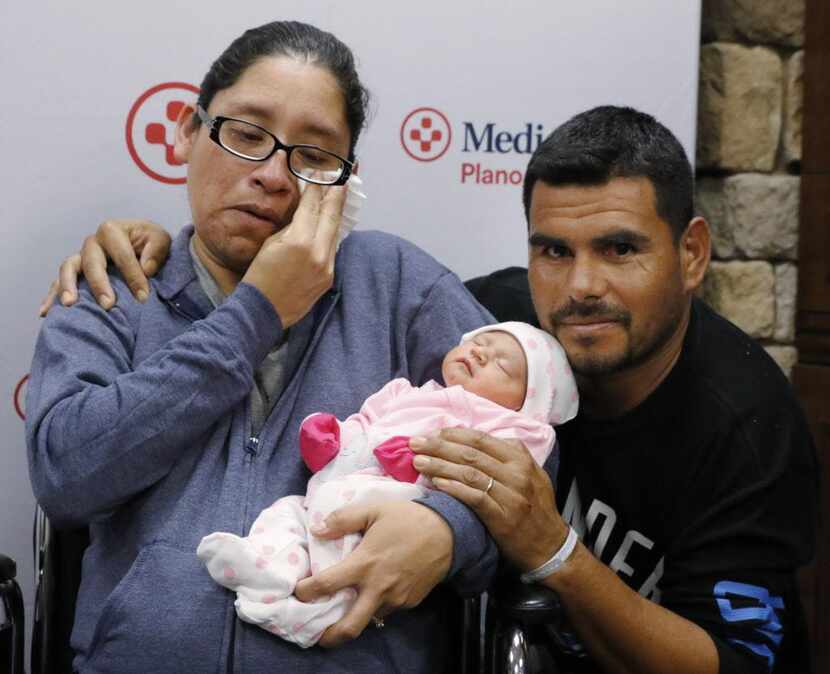Nora Uribe y su recién nacida Ximena, junto a su esposo Antonio Negrete. Urbie dio a luz el...
