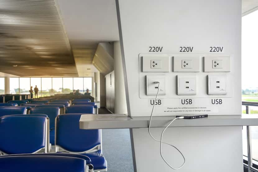 Estaciones de carga de teléfonos en un aeropuerto. El FBI recomienda no usarlas.