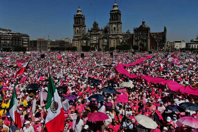 Miles de personas protestan contra una reforma electoral propuesta por el presidente Andrés...