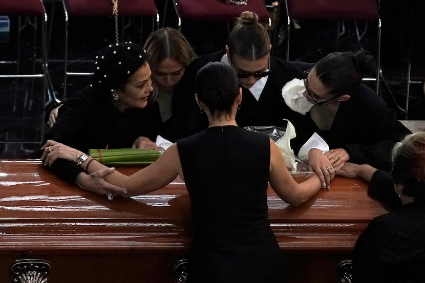 Miembros de la familia de Silvia Pinal se reúnen alrededor del ataúd que contiene los restos...