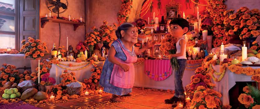 Abuelita (voz de Renée Víctor) junto a Miguel (Anthony González) en “Coco”.(DISNEY PIXAR)