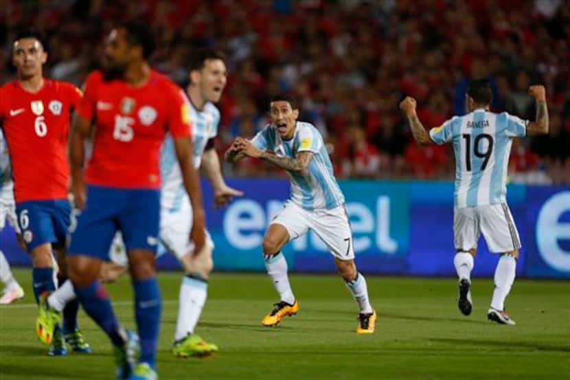 Angel Di Maria anota uno de los goles de Argentina para la remontada ante Chile el jueves en...