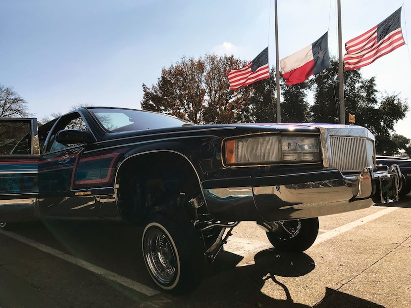 Los propietarios de autos modificados, o lowriders se reunieron en Dallas para ir a Trinity...