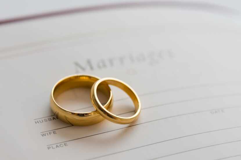 Anillos de matrimonio sobre un certificado  de casamiento.