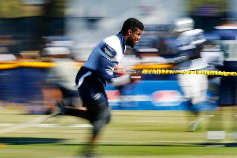 Dallas Cowboys rookie running back Ezekiel Elliott (21) rehabilitates his hamstring with a...
