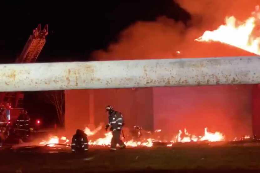 Escombros en llamas cayeron sobre un bombero en Dallas.