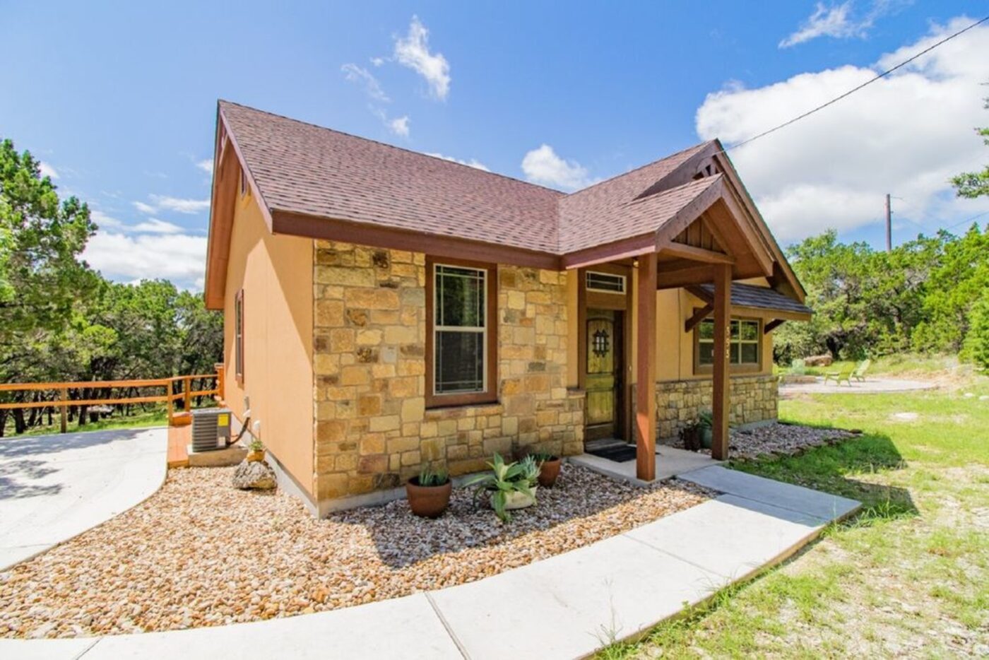 A look at the Fawn Creek on Canyon Lake listing on VRBO.