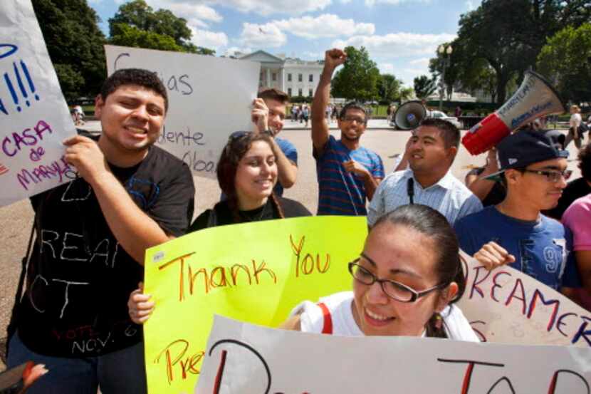 Cientos de miles de estudiantes se han amparado en un programa que suspende su deportación...