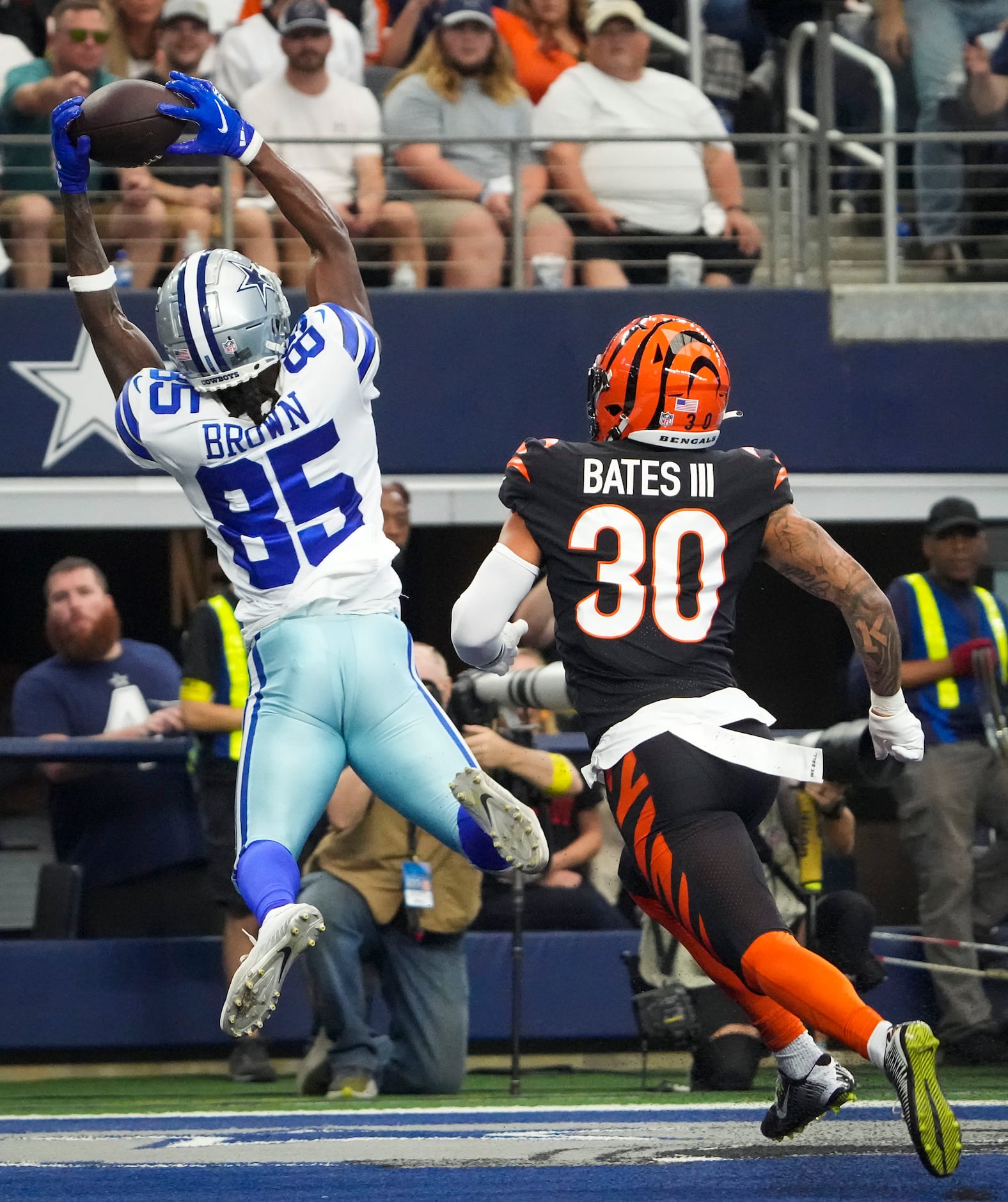 Cincinnati Bengals cornerback Tre Flowers (33) is seen during an NFL  football game against the Dallas Cowboys, Sunday, Sept. 18, 2022, in  Arlington, Texas. Dallas won 20-17. (AP Photo/Brandon Wade Stock Photo -  Alamy