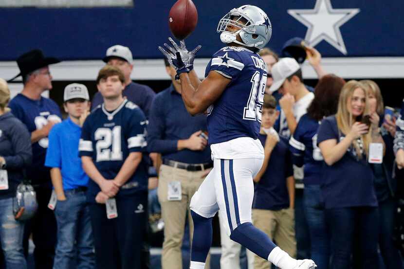 El receptor de los Dallas Cowboys, Amari Cooper, atrapa un pase de práctica antes del...