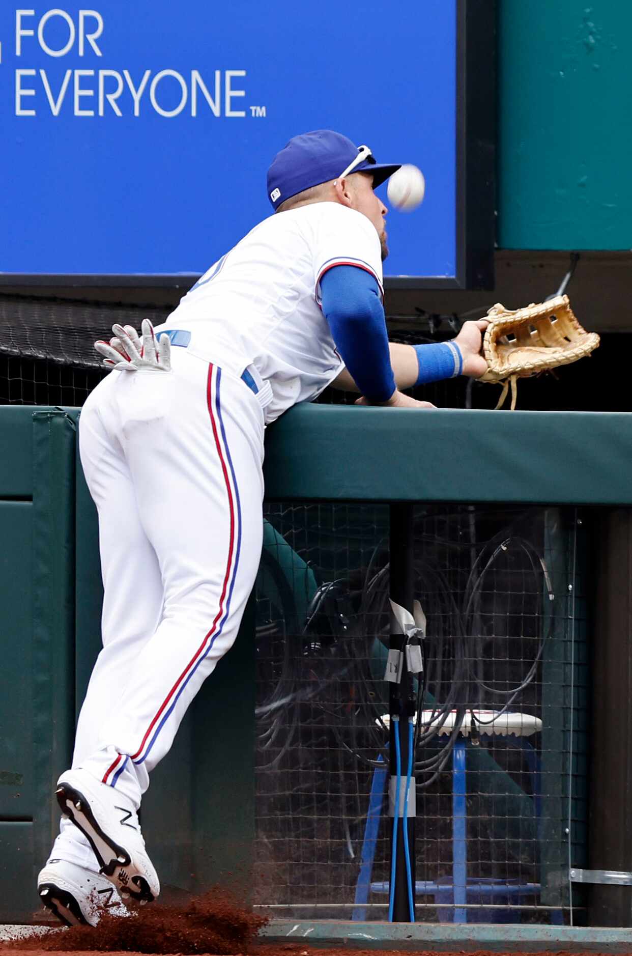 Texas Rangers first baseman Nate Lowe (30) attempts to catch a Toronto Blue Jays foul ball...