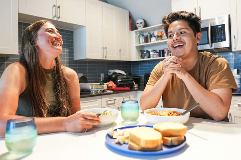 Natalie Taylor y Oscar Silva cenando en su casa en Denton, el 8 de julio de 2024.