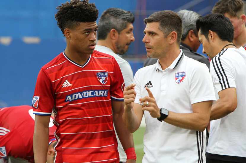 Luchi Gonzalez (right) gives instructions during the 2018 Dallas Cup.