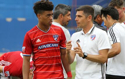 Luchi Gonzalez (right) gives instructions during the 2018 Dallas Cup.