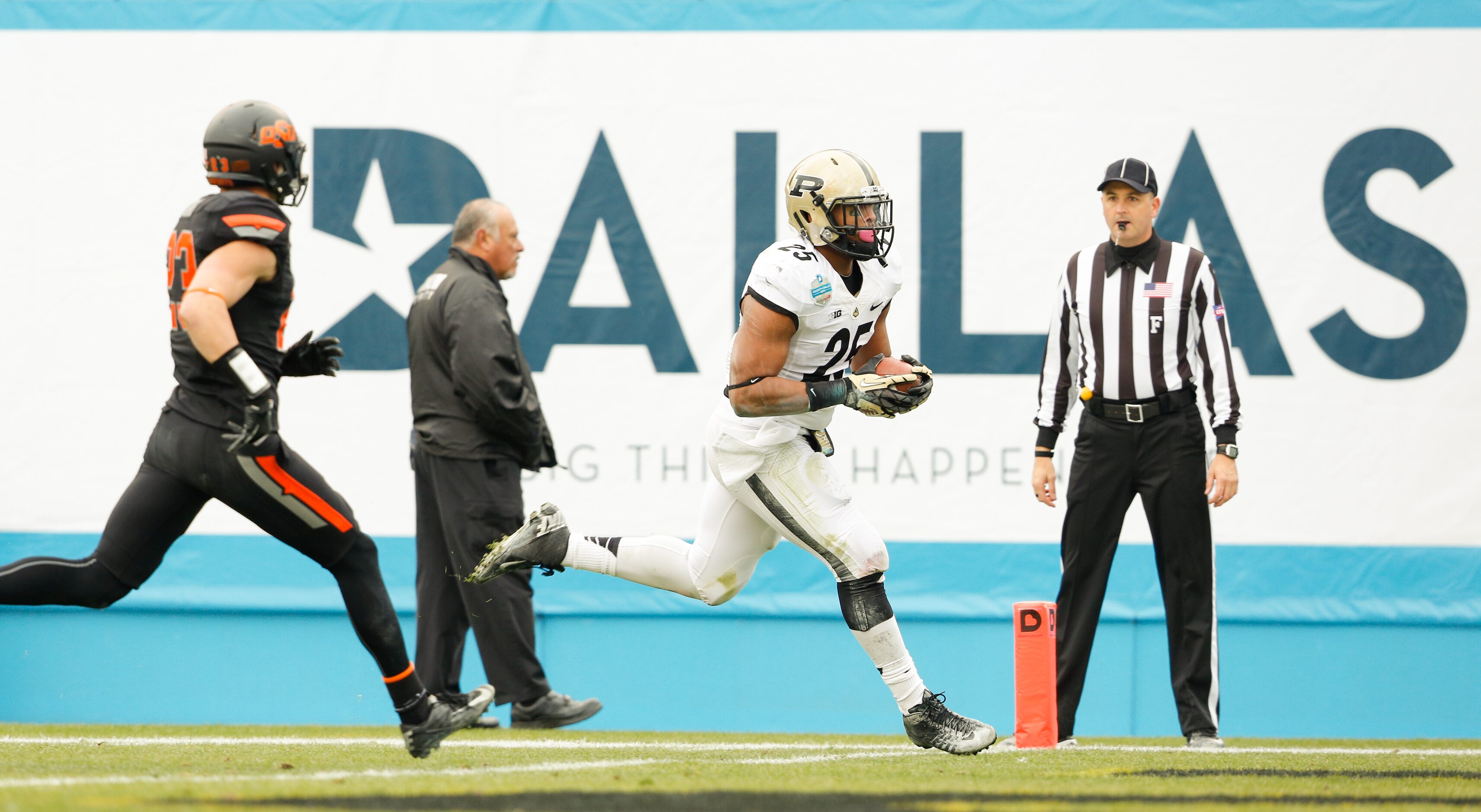 Purdue's Brandon Cottom (25) carries the ball into the end zone for a touchdown during the...