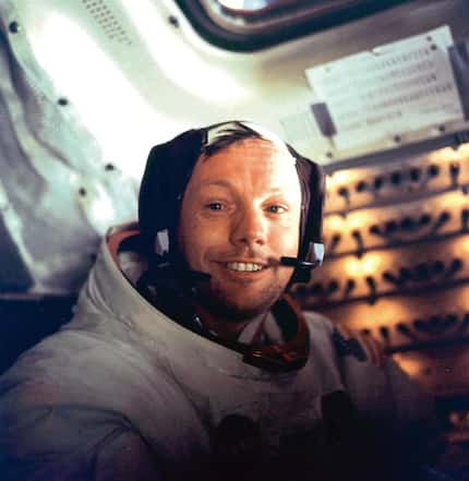 Neil Armstrong sonríe a bordo del módulo de comando de Apollo 11, luego de haber caminado...
