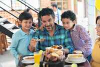 Este Día del Padre puede pasar un buen rato si come en familia en alguno de los restaurantes...