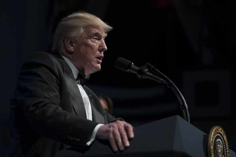 El presidente Donald Trump habla en la Gala Anual del Teatro Ford en Washington, el domingo...
