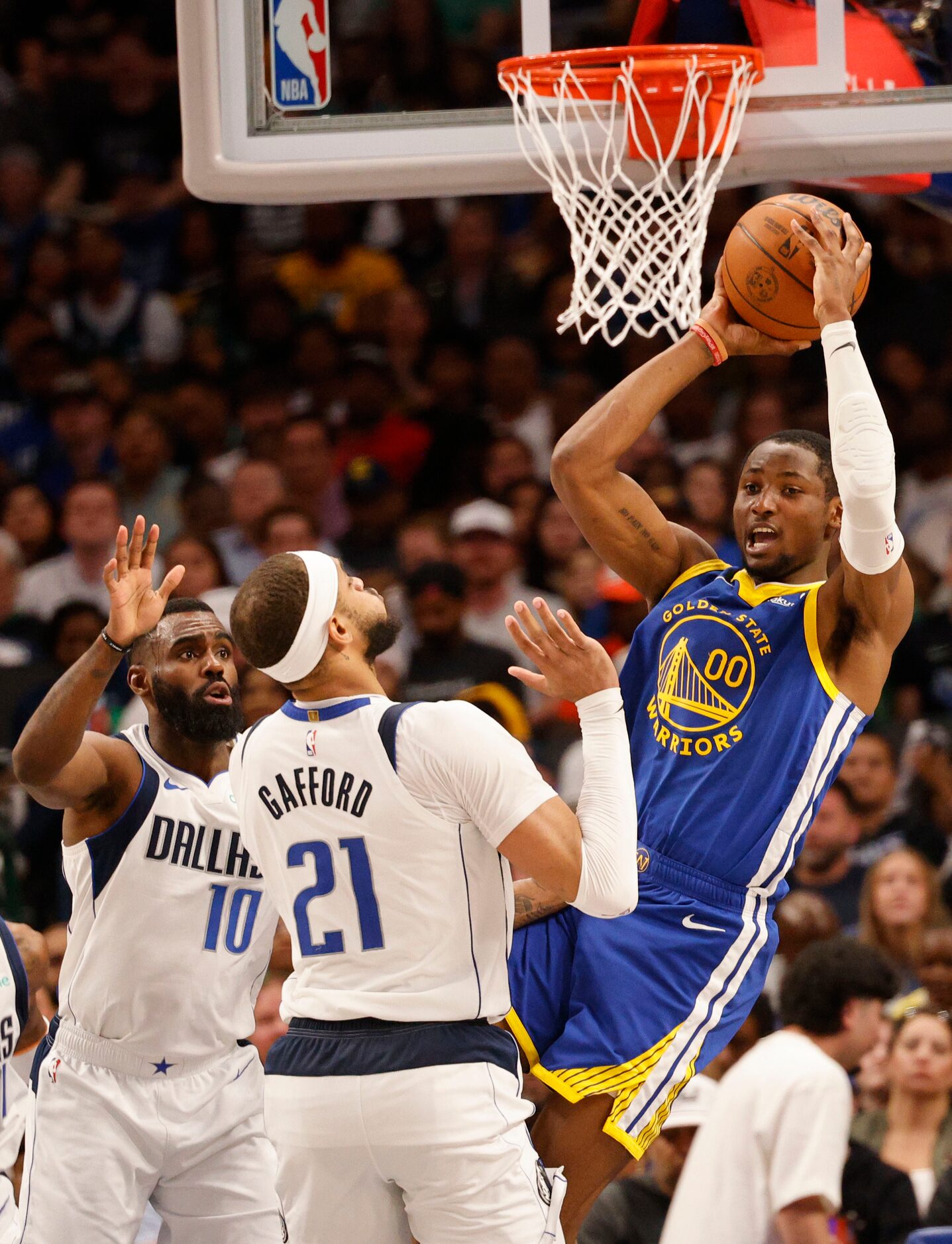 Golden State Warriors forward Jonathan Kuminga (00) looks to pass against Dallas Mavericks...