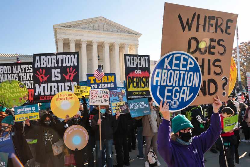Manifestantes en contra y a favor de la ley federal que protege el derecho al aborto se...