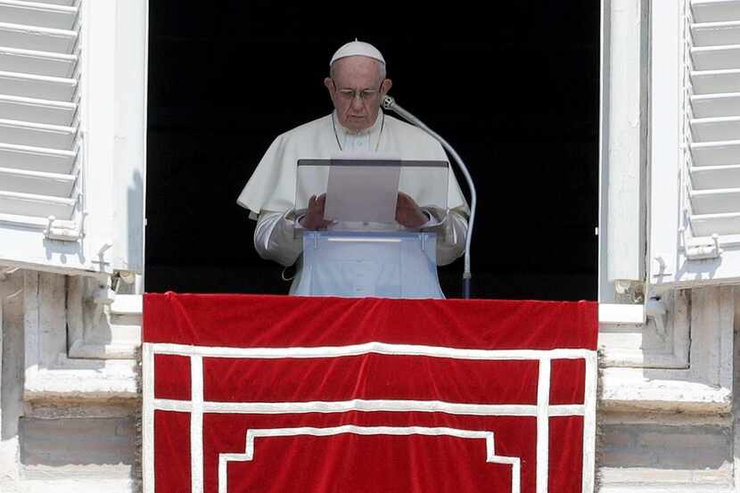 El Papa Francisco lee la carta que dirigió a los fieles católicos desde la Basílica de San...