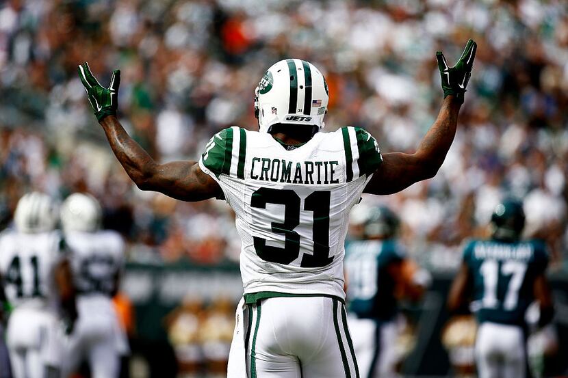 EAST RUTHERFORD, NJ - SEPTEMBER 27:  Antonio Cromartie #31 of the New York Jets reacts in...