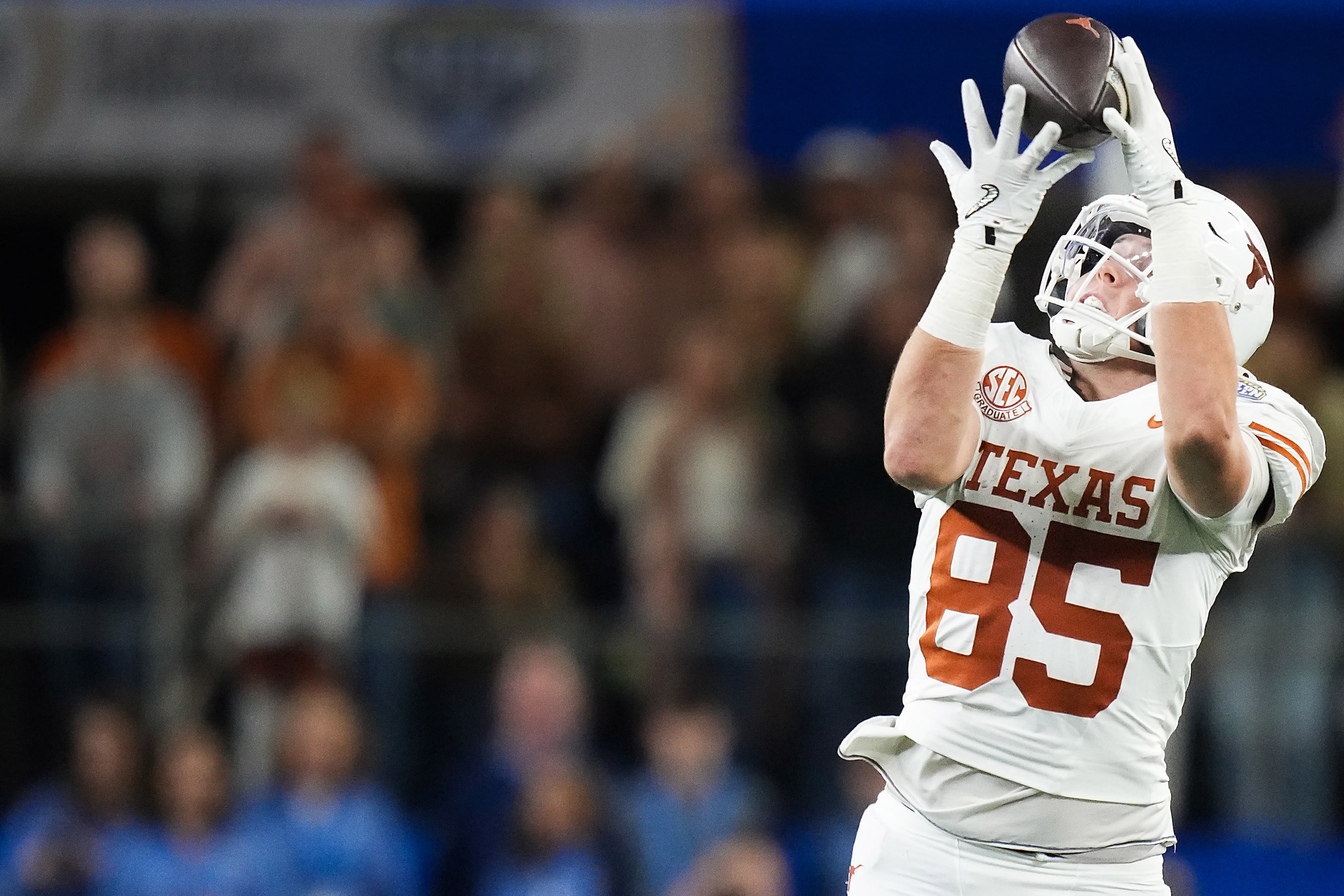 Texas tight end Gunnar Helm (85) hauls in a 34-yard pass during the second half of the...