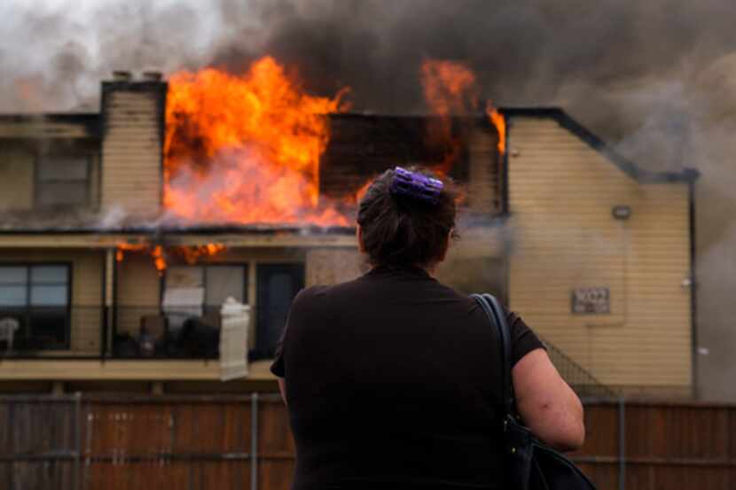 Jeannie Perez perdió sus pertenencias en el incendio en el edificio en Northwest Dallas....