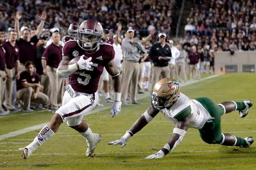 Texas A&M running back Trayveon Williams (5) dodges the tackle attempt by UAB linebacker...