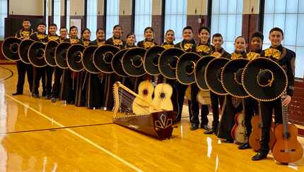 A los alumnos les enseñan como portar el traje regional mexicano de manera correcta.