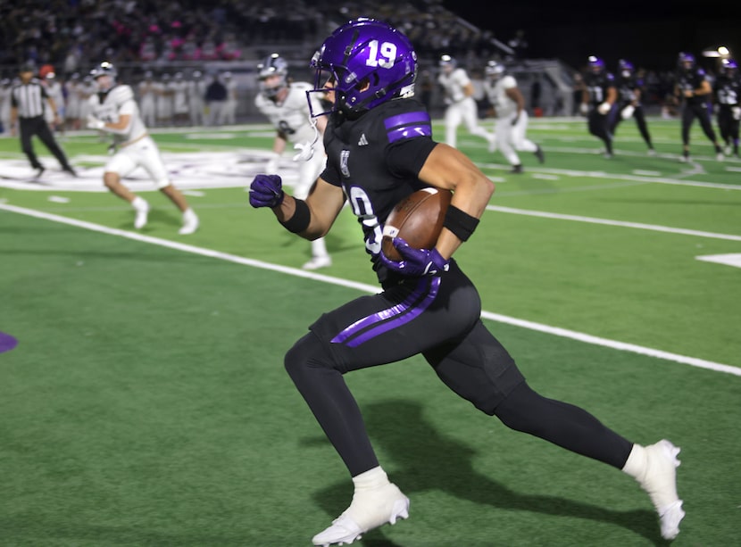 Anna player #19 Michael Kennedy runs in for a touchdown during the Prosper Walnut Grove High...