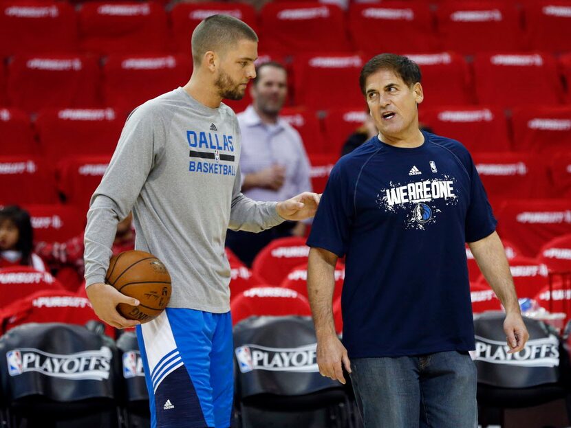 Dallas Mavericks forward Chandler Parsons (25) and Dallas Mavericks owner Mark Cuban talk...